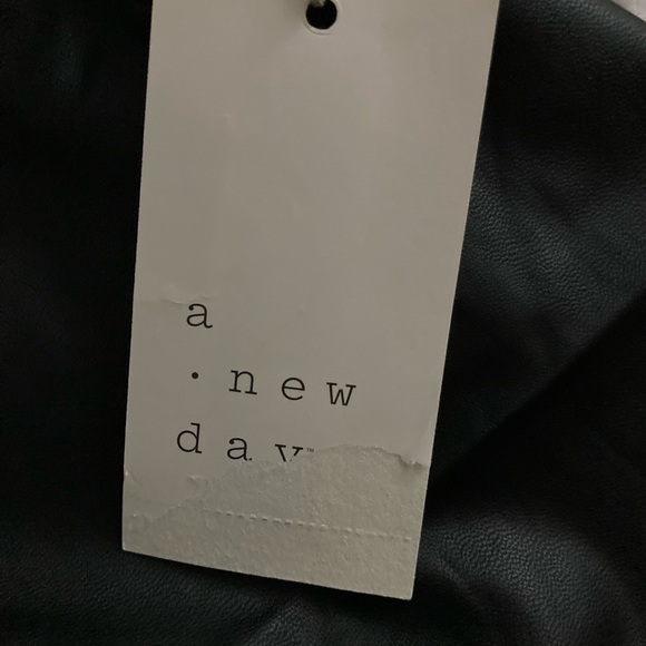 COPY - NWT Faux Leather Wonens skirt SZ L - Picture 3 of 4